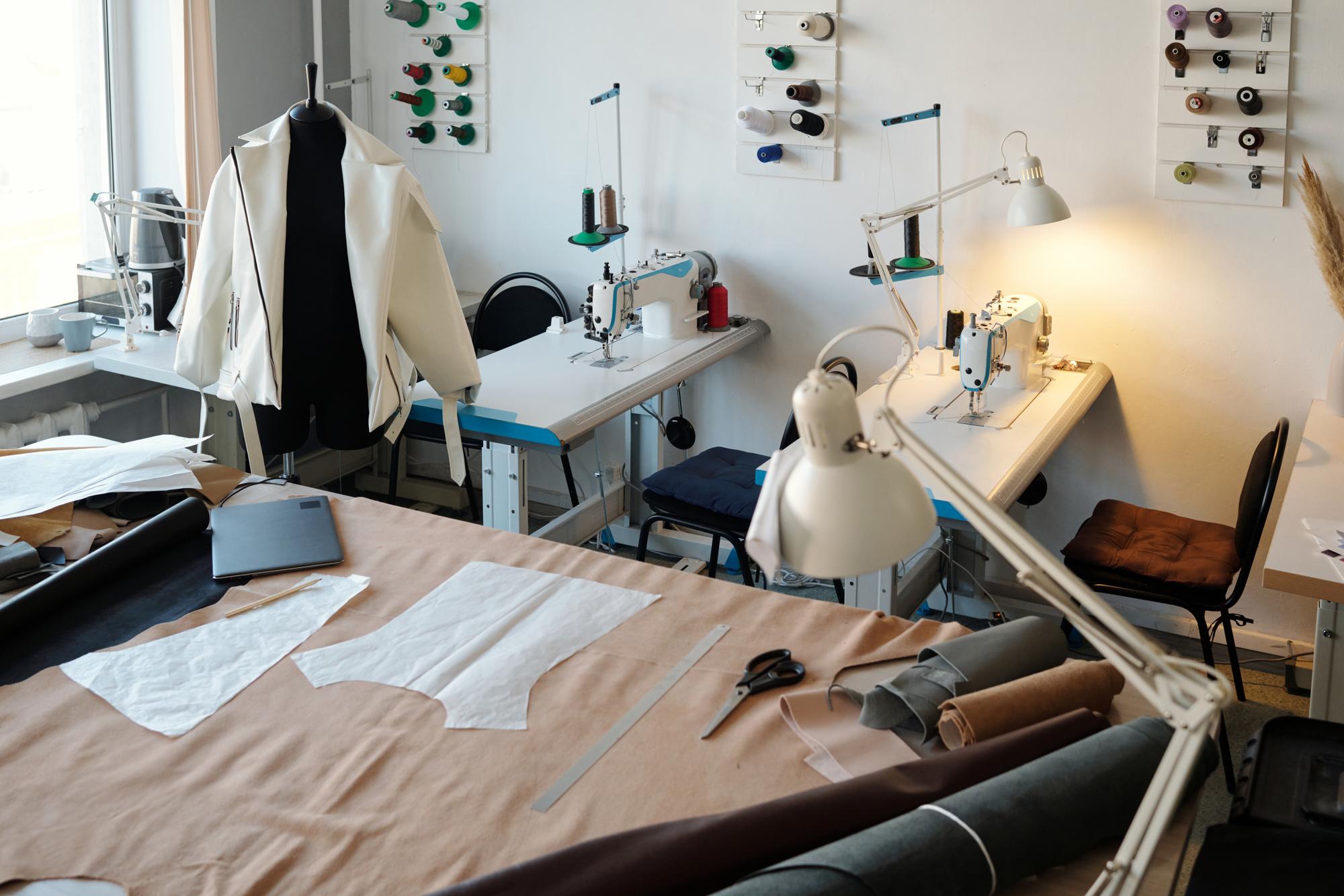 Interior atelier cu materiale și mașini de cusut
